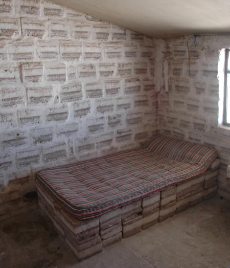 Ngó khách sạn làm từ muối mặn chát ở Bolivia